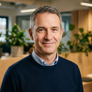 James Mitchell, aangeduid als Chief Executive Officer bij Zon Rendael, op een profielfoto